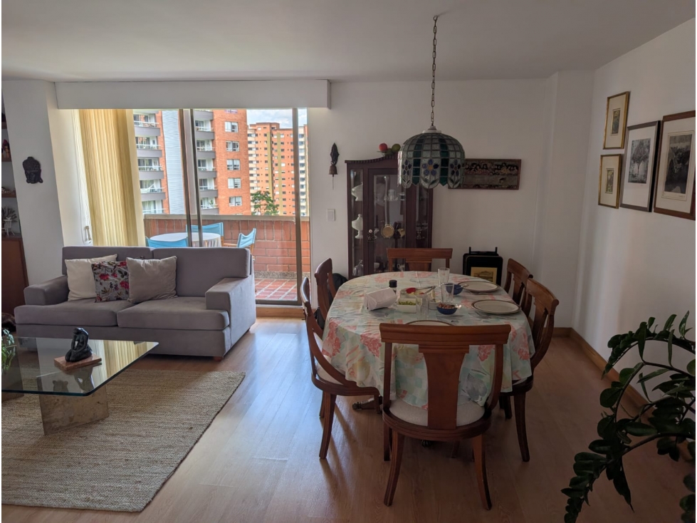 AMPLIO APARTAMENTO CON BALCON Y EXCELENTE VISTA -POBLADO — foto 2