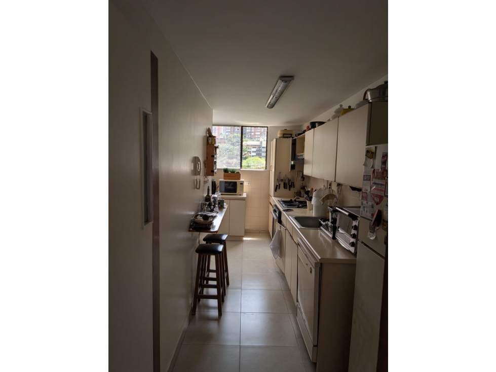 AMPLIO APARTAMENTO CON BALCON Y EXCELENTE VISTA -POBLADO
