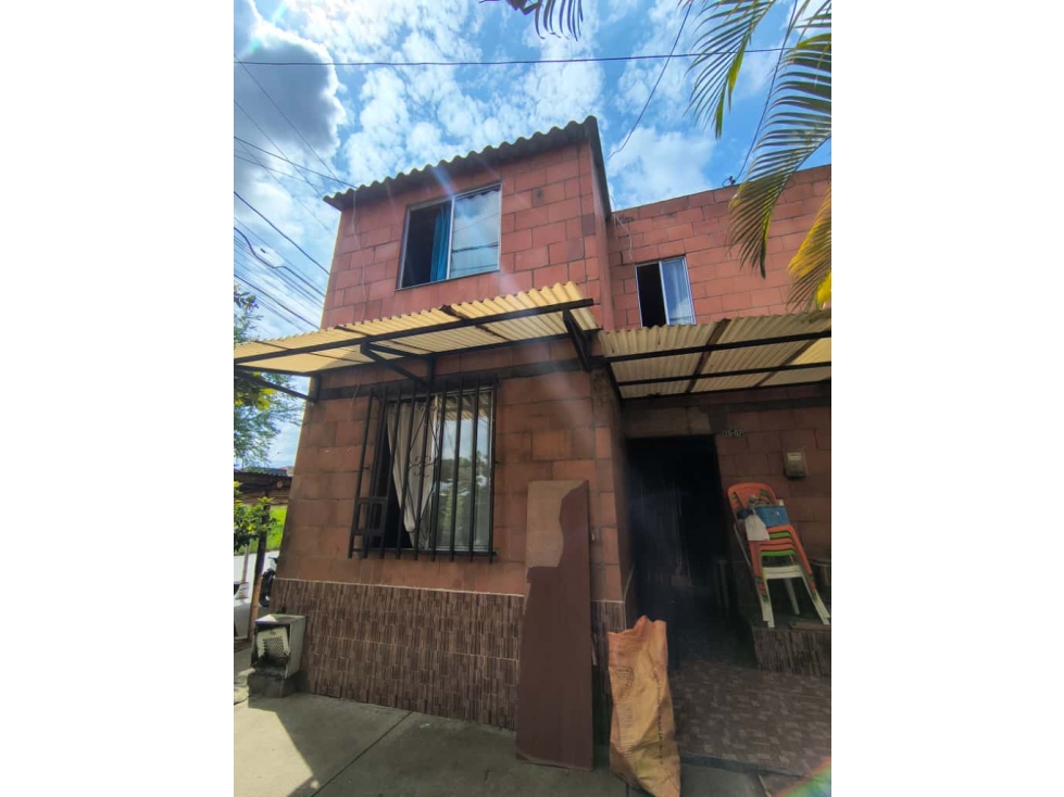 CASA DE DOS PISOS EN CHICAO, CON MEJORAS - 135