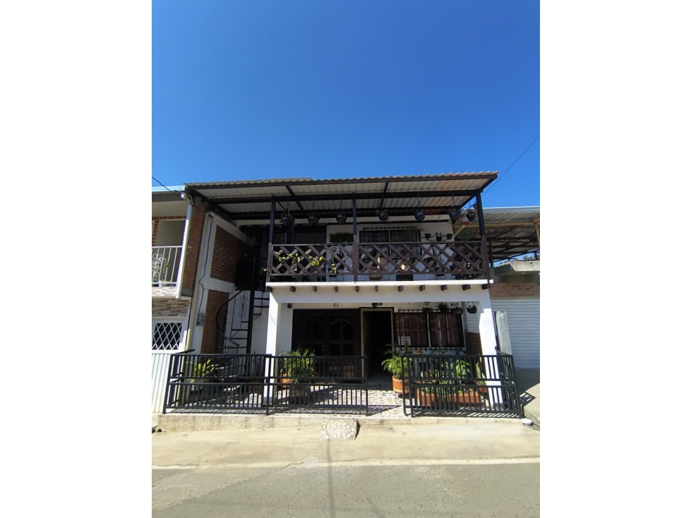 SE VENDE CASA DE DOS PISOS EN CALOTO - 181