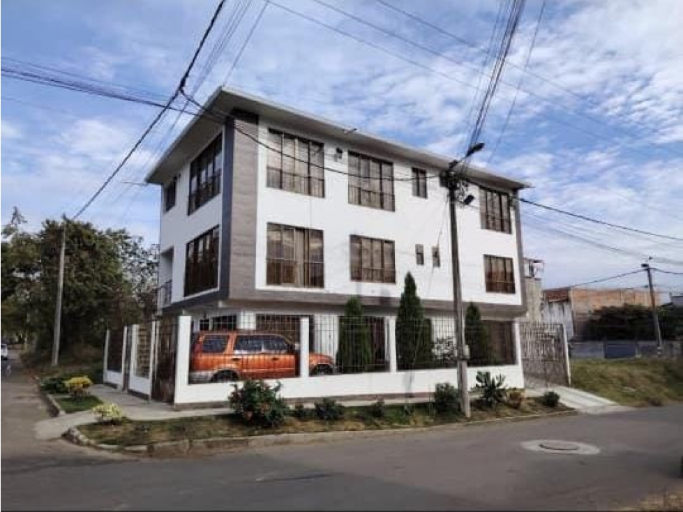 SE VENDE CASA ESQUINERA DE 3 PISOS BARRIO LA PRADERA - 23