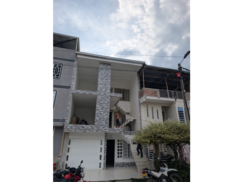 SE VENDE CASA DE 3 PISOS BARRIO LA PRADERA - 22