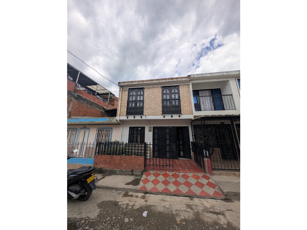 VENTA - CASA DE DOS PISOS C- 38