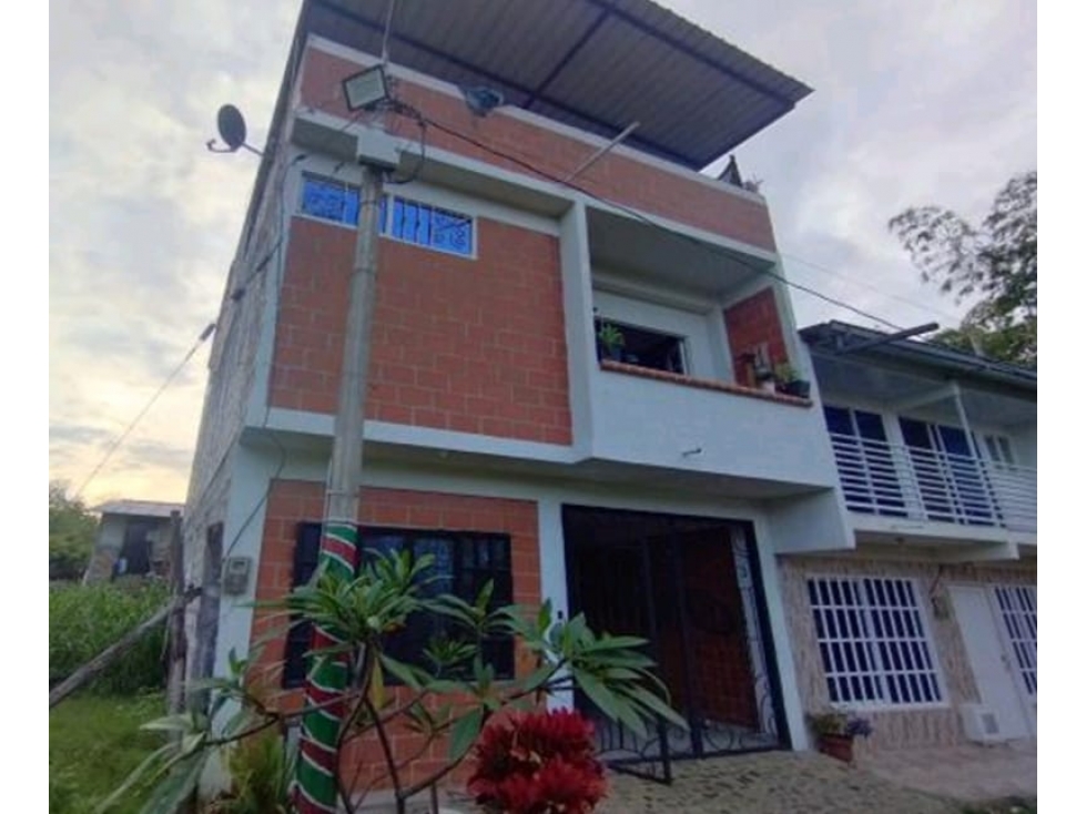 VENTA DE CASA DE 3 PISOS EN CALOTO - 163