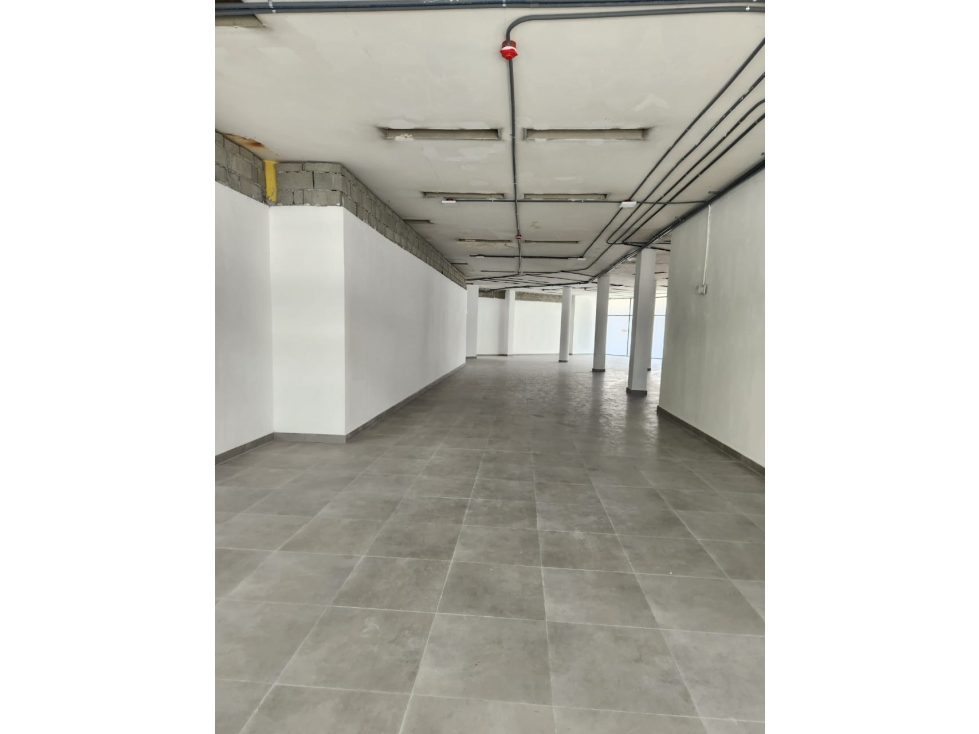 Local comercial de 335 m² en La Cresta Plaza moderna