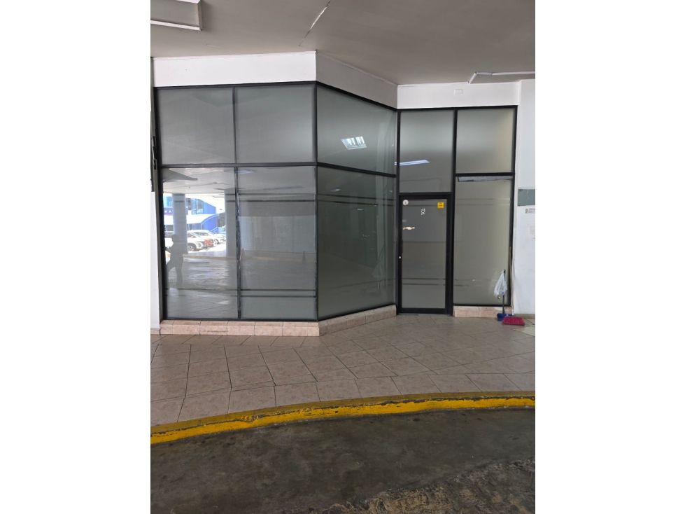 Local en alquiler en El Dorado | 90 m² por $800 al mes - 1