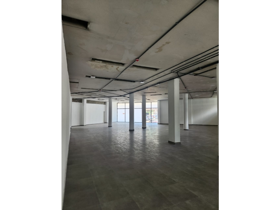 Local comercial de 335 m² en La Cresta Plaza moderna — foto 2