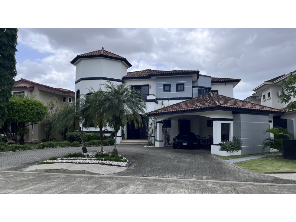 Casa en Costa del Este | 940 m² de terreno y piscina | $1.5M