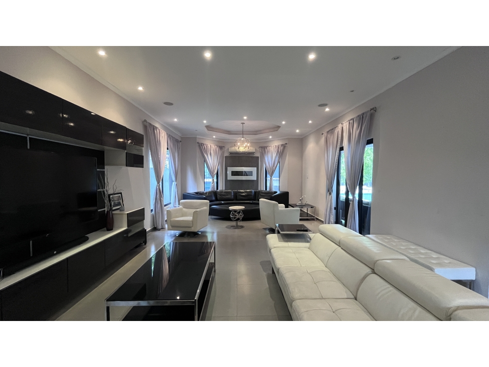 Casa en Costa del Este | 940 m² de terreno y piscina | $1.5M — foto 2