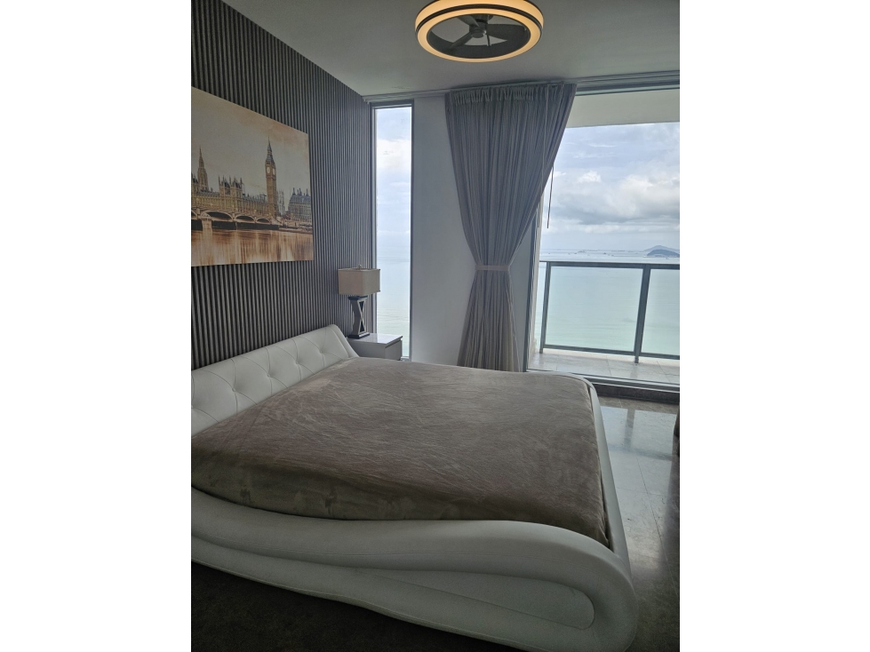 Venta de apartamento en Yoo - Ave. Balboa, piso alto.