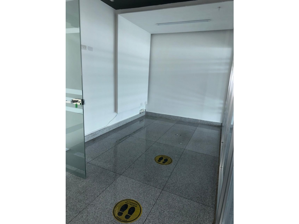 OFICINA EN ALQUILER 3 ESPACIOS + ÁREA ABIERTA, 2 BAÑOS Y 2PK | CA - 4