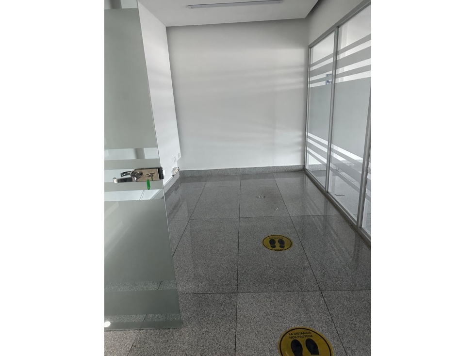 OFICINA EN ALQUILER 3 ESPACIOS + ÁREA ABIERTA, 2 BAÑOS Y 2PK | CA - 5