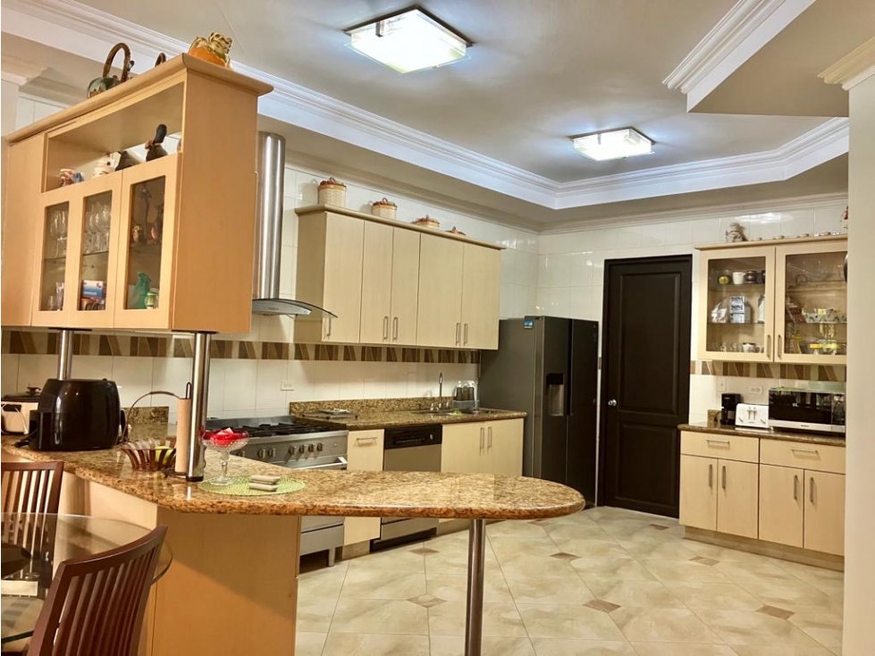 Residencia en Altos de Panamá/ Amplia Casa con 5 Recámaras y Den -D.G. — foto 4