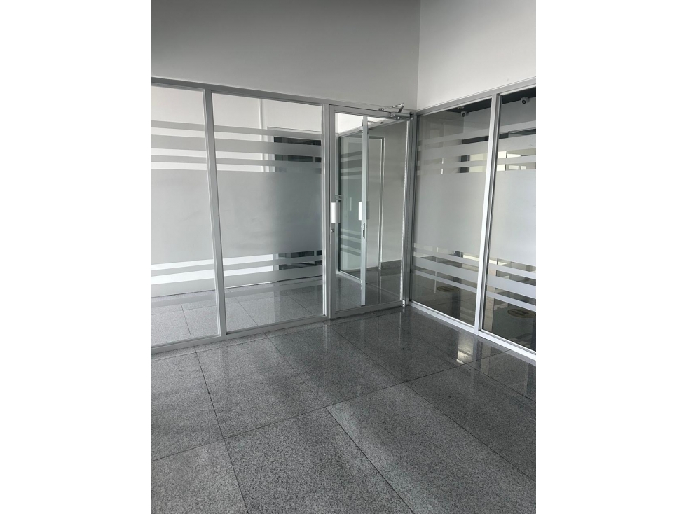 OFICINA EN ALQUILER 3 ESPACIOS + ÁREA ABIERTA, 2 BAÑOS Y 2PK | CA - 6