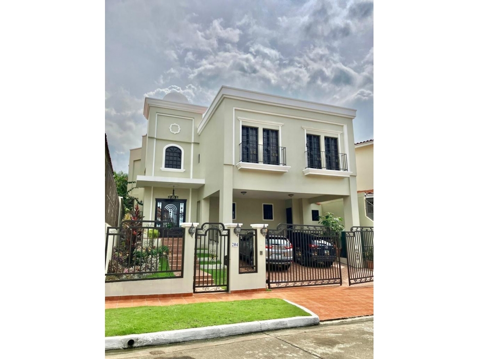 Residencia en Altos de Panamá/ Amplia Casa con 5 Recámaras y Den -D.G.