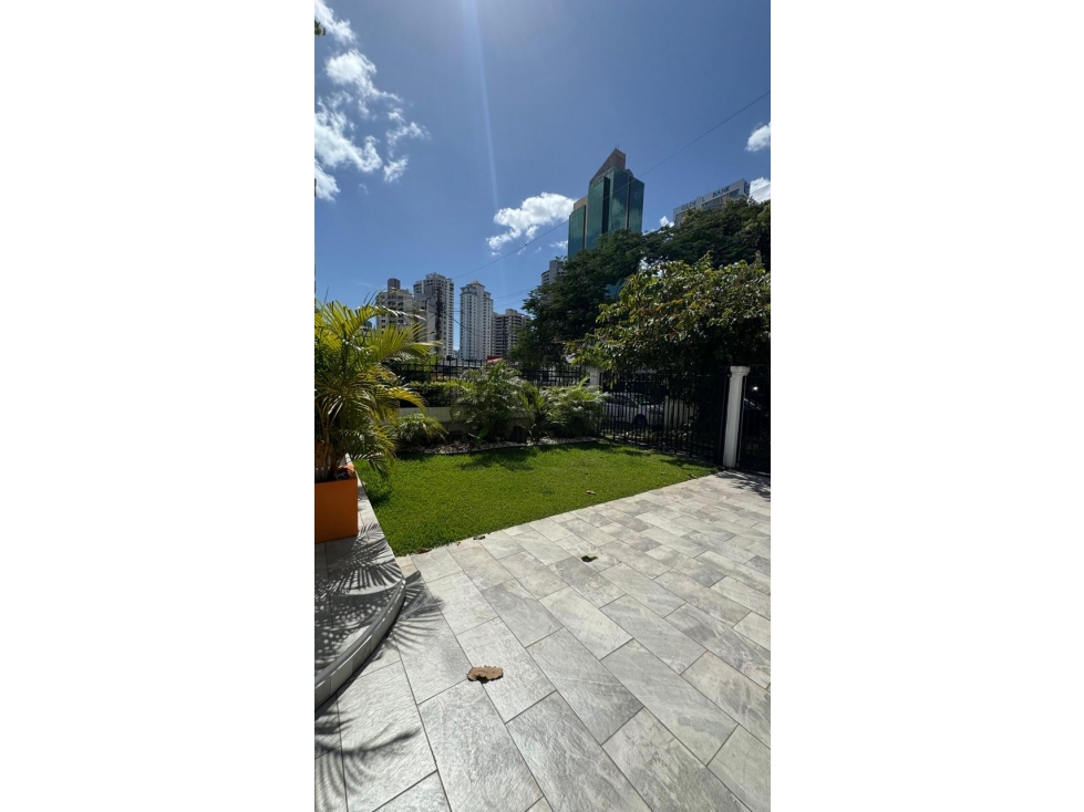 Venta de Casa en Obarrio - Piscina - 441 Terreno - Renovada - DG