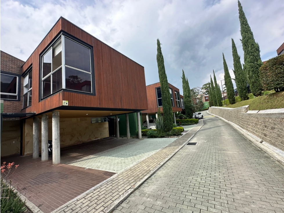SE VENDE CASA DE LUJO EN ENVIGADO, UNIDAD CERRADA.