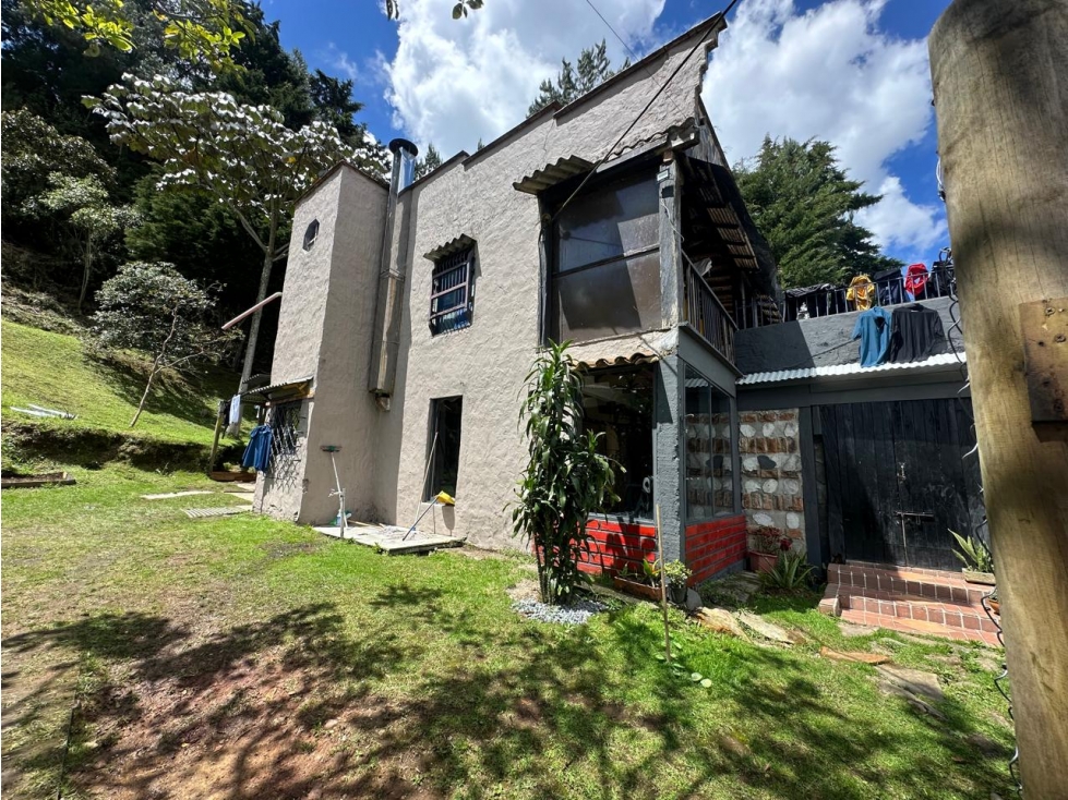 SE VENDE CASA FINCA EN CARRIZALES, EL RETIRO.