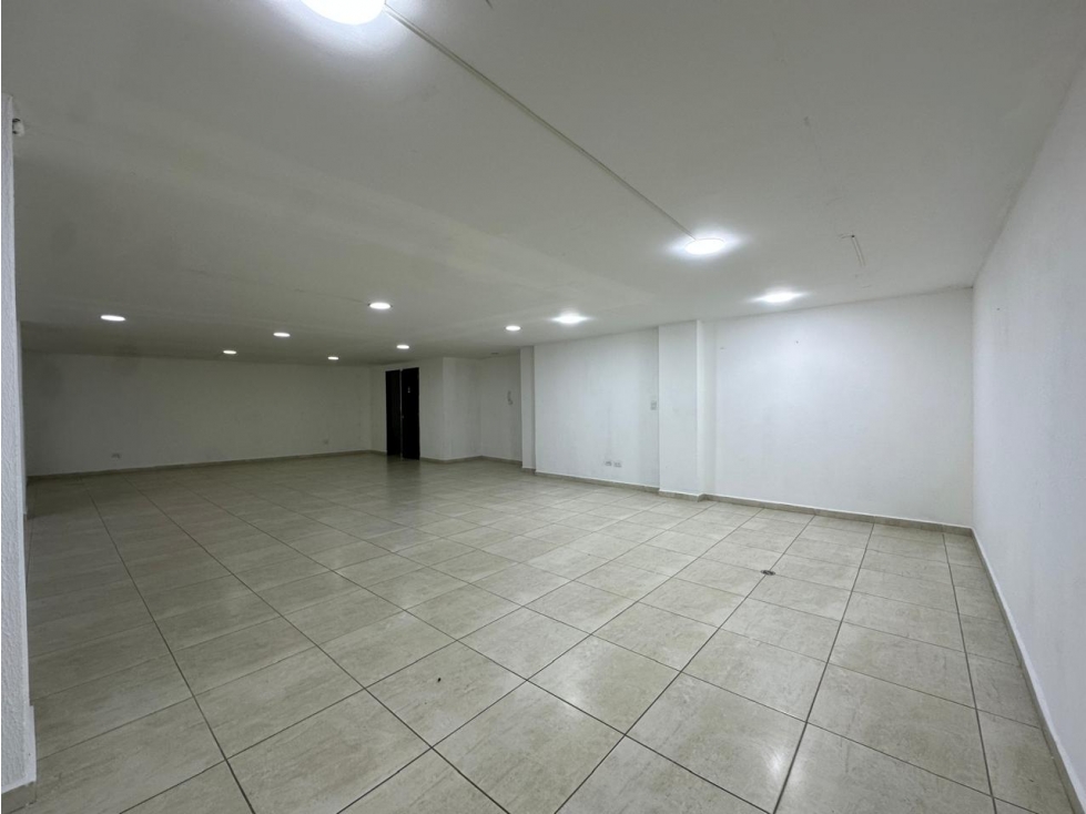 SE ARRIENDA LOCAL COMERCIAL A DOS CUADRAS DEL PARQUE DE LA ESTRELLA. - 4