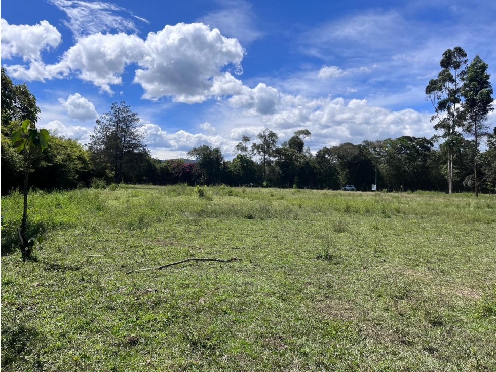 SE VENDE LOTE EN LLANOGRANDE PARA DESARROLLAR, EXCELENTE NORMA.