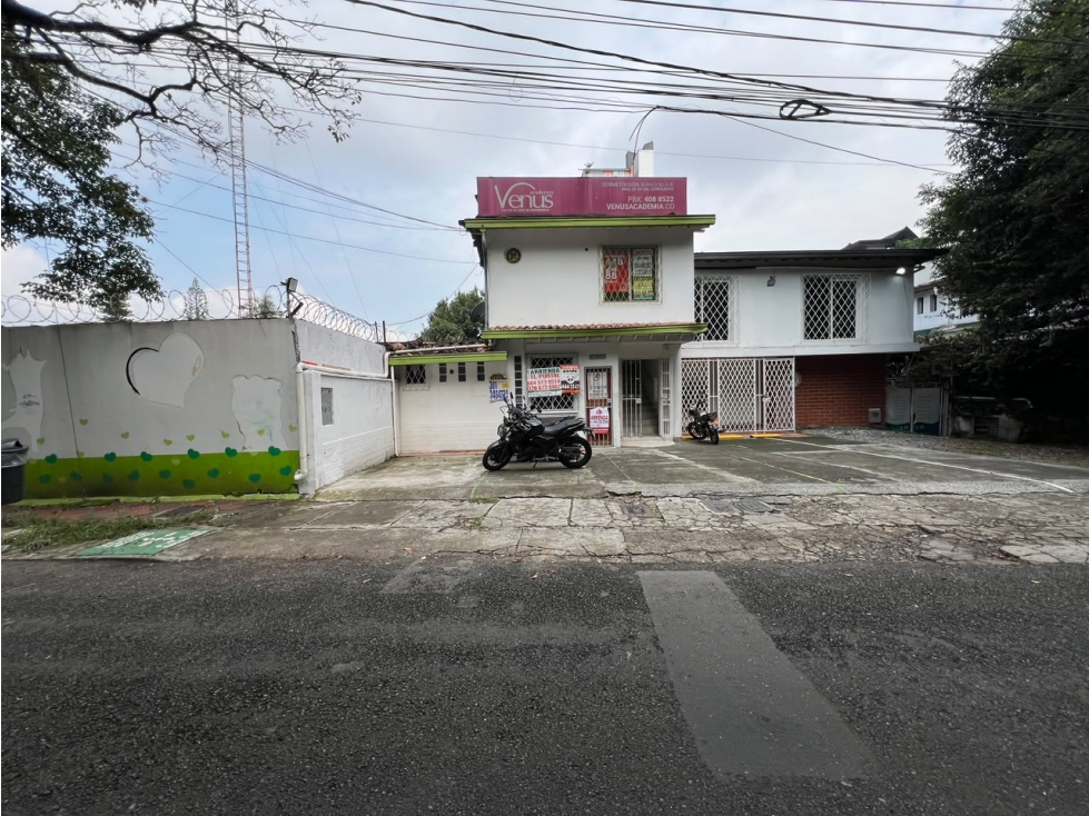 SE ARRIENDA CASA COMERCIAL EN MILLA DE ORO.