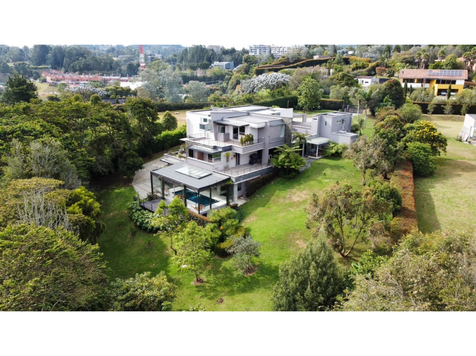SE VENDE CASA DE LUJO EN EL ALTO DE LAS PALMAS.