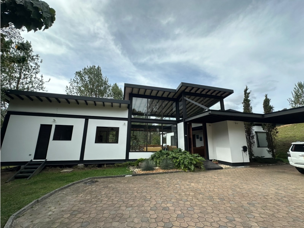SE VENDE CASA DE LUJO EN EL RETIRO, ANTIOQUIA.