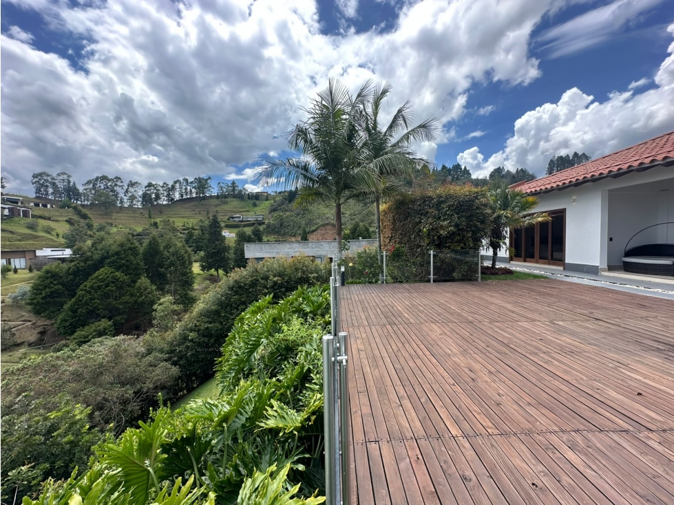 SE ARRIENDA O SE VENDE CASA DE LUJO AMOBLADA EN GUARNE.