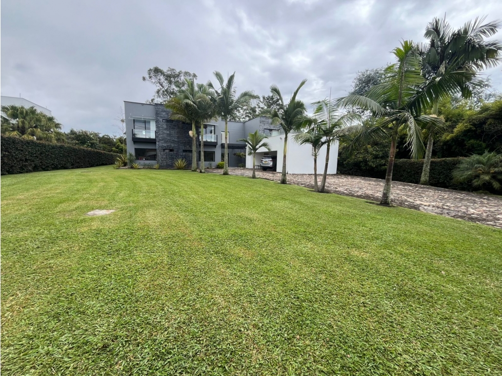 SE VENDE O SE ARRIENDA CASA DE LUJO EN LLANOGRANDE.