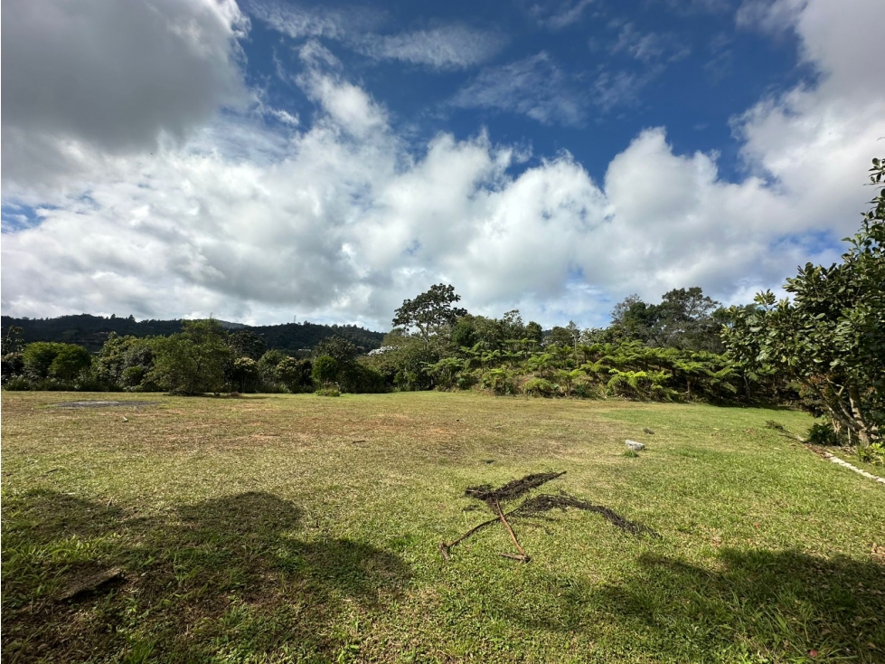 SE VENDE LOTE CAMPESTR EN UNIDAD CERRADA, LOMA DEL ESCOBERO,ENVIGADO.