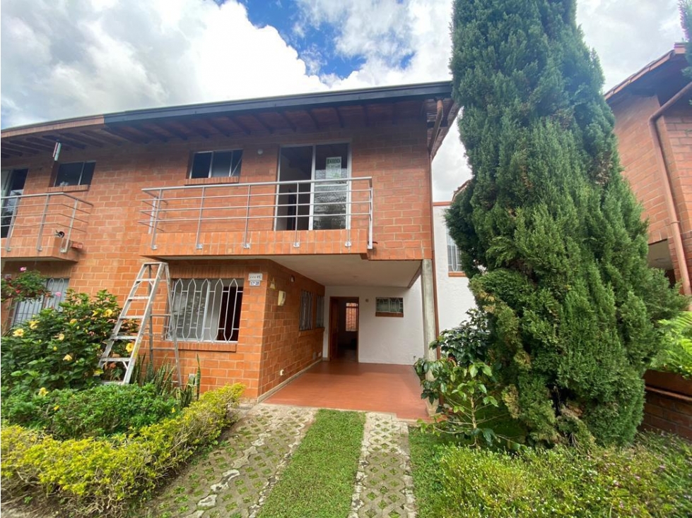 SE ARRIENDA CASA EN EL RETIRO