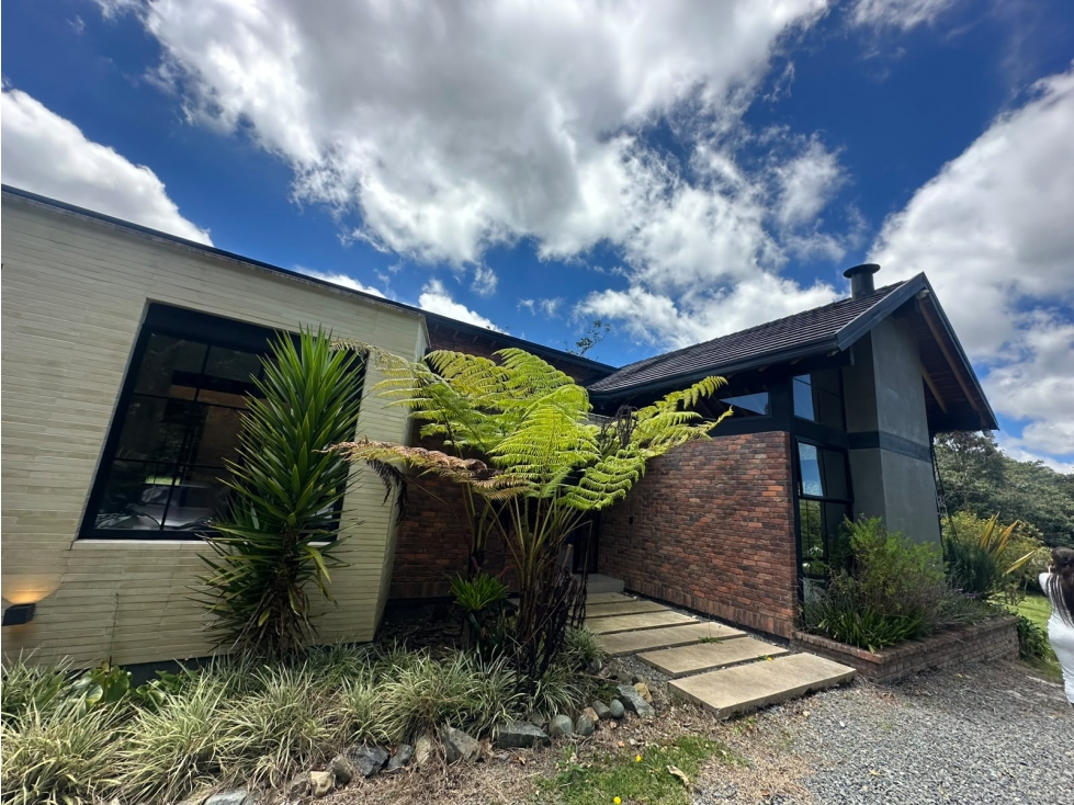 CASA CAMPESTRE DISPONIBLE PARA LA VENTA, ENVIGADO.