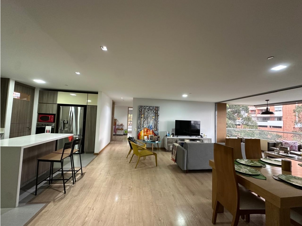 SE ARRIENDA APARTAMENTO EN LA LOMA DEL ESMERALDAL, ENVIGADO.
