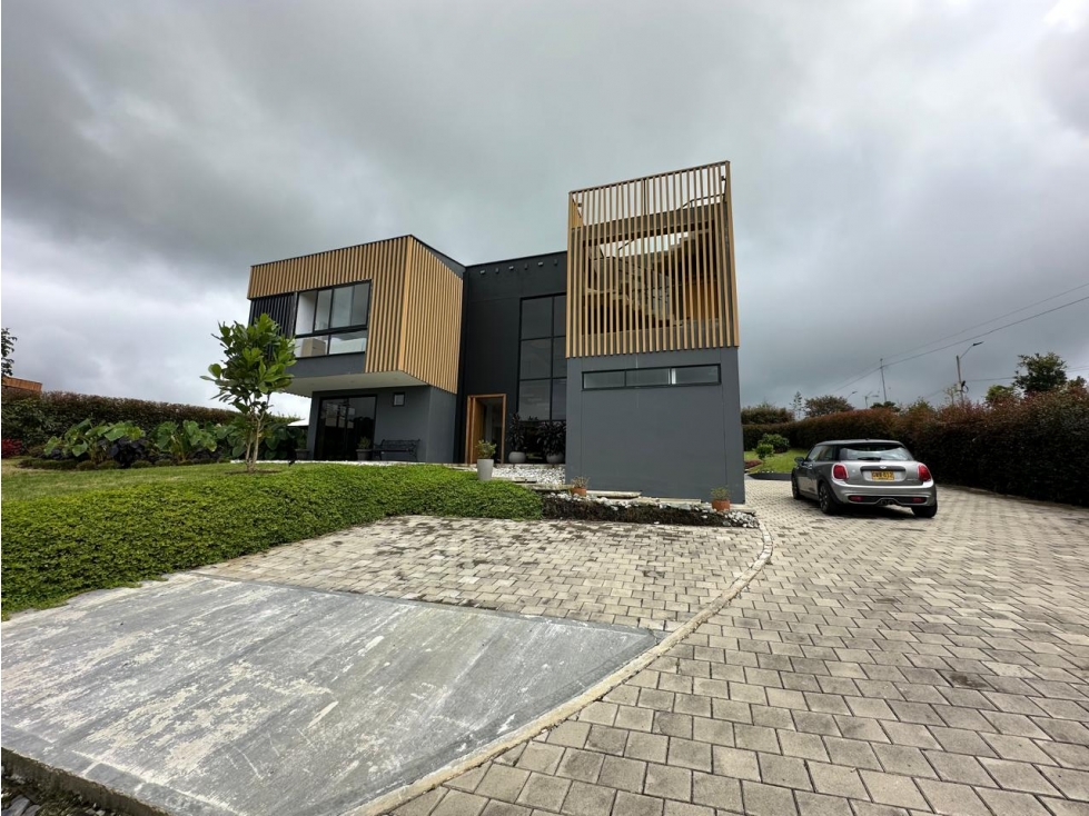 SE ARRIENDA O SE VENDE CASA DE LUJO EN EL ALTO DE LAS PALMAS.