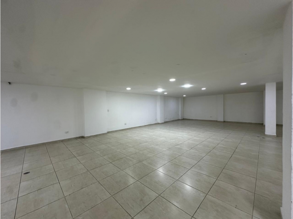 SE ARRIENDA LOCAL COMERCIAL A DOS CUADRAS DEL PARQUE DE LA ESTRELLA. - 2