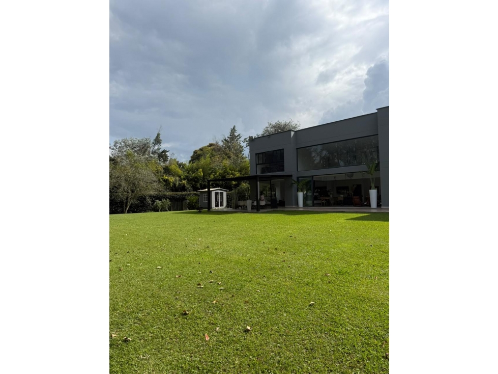 SE VENDE CASA DE LUJO EN LLANOGRANDE