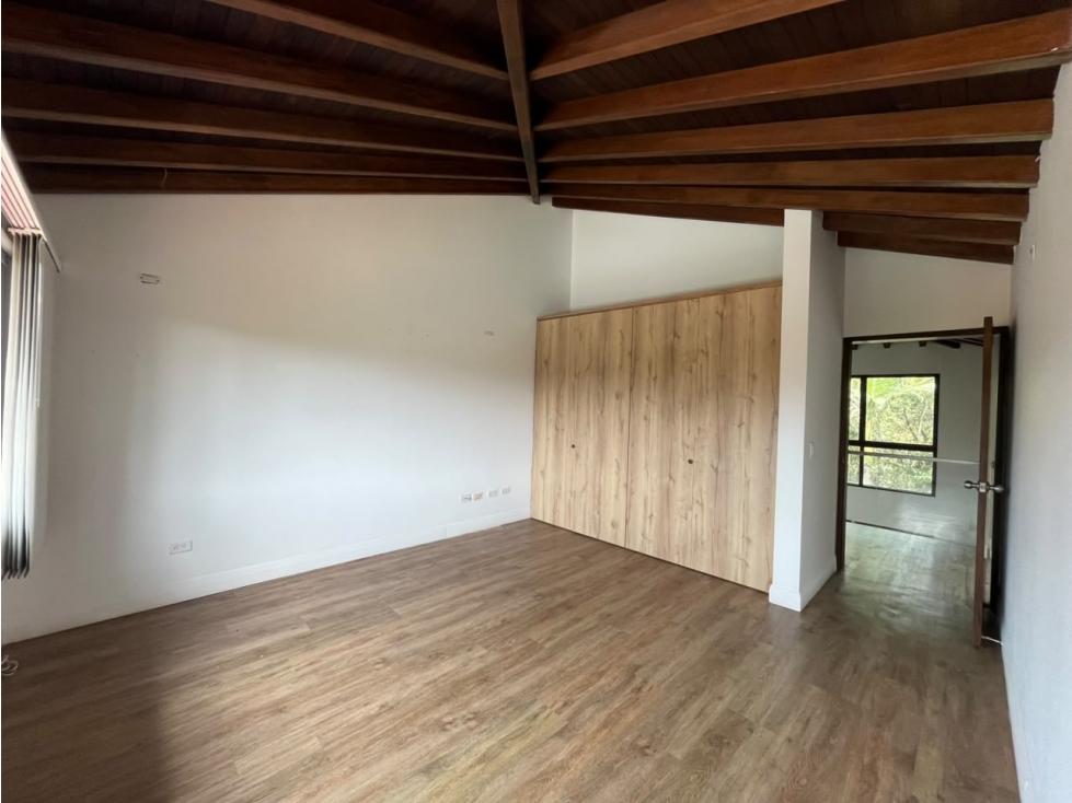 SE ARRIENDA CASA CAMPESTRE EN SECTOR LOMA DEL ESCOBERO — foto 2