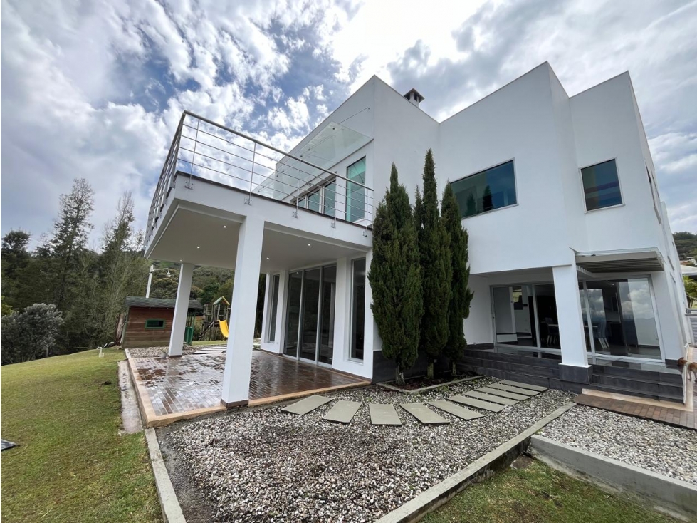 SE VENDE CASA DE LUJO CON VISTA A LA REPRESA, EN EL SECTOR DE FIZEBAD.