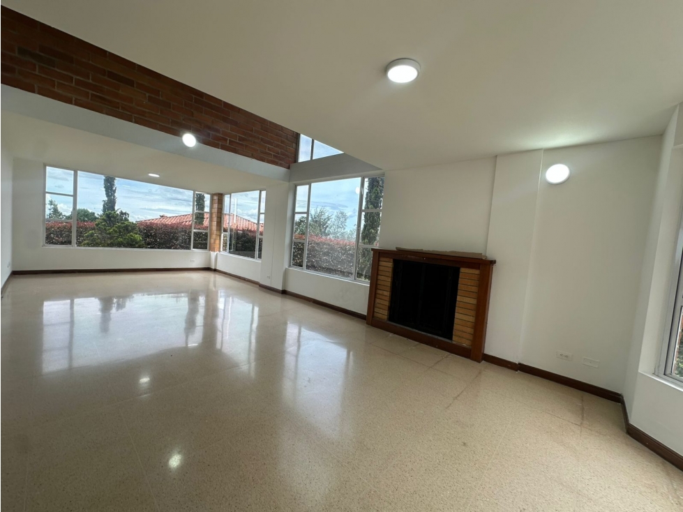 SE ARRIENDA CASA CAMPESTRE EN EL ESCOBERO PARTE ALTA.