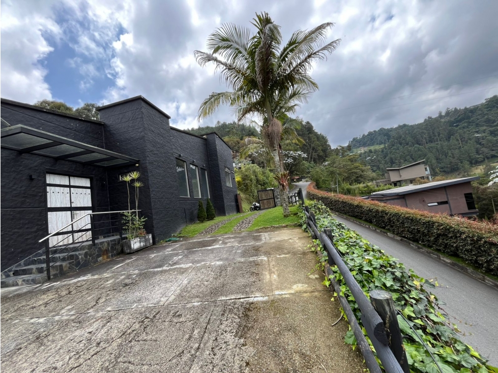 SE ARRIENDA CASA CAMPESTRE EN EL ALTO DE LAS PALMAS, ENVIGADO.