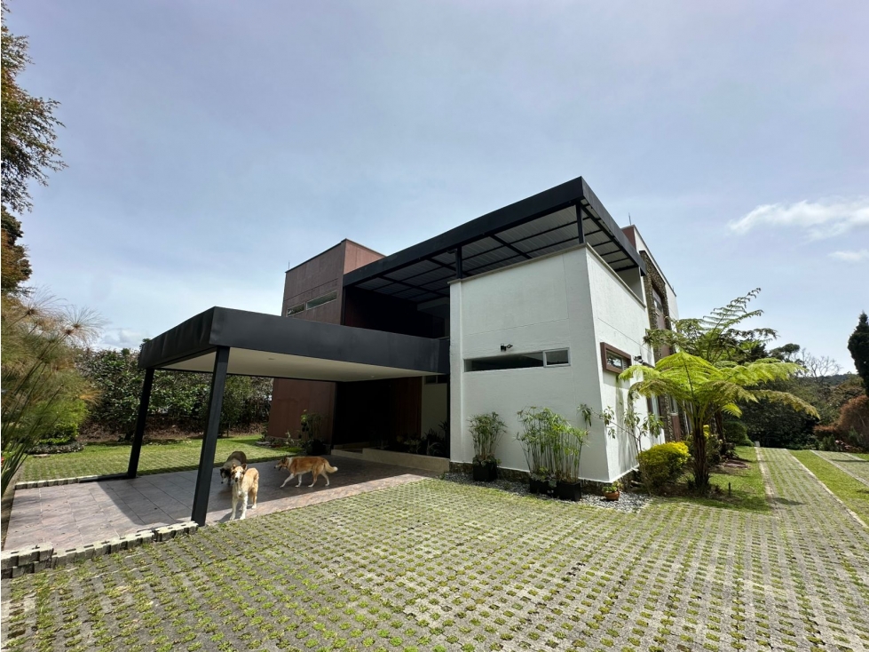 SE VENDE CASA DE LUJO EN EL ALTO DE LAS PALMAS, ENVIGADO.