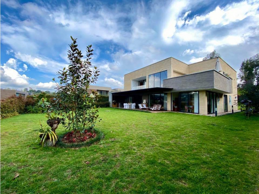 SE VENDE CASA EN PARCELACIÓN ALTO DE LAS PALMAS, ENVIGADO.
