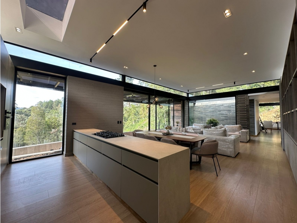 CASA DE VENTA UBICADA EN EL ALTO DE LAS PALMAS, ENVIGADO.