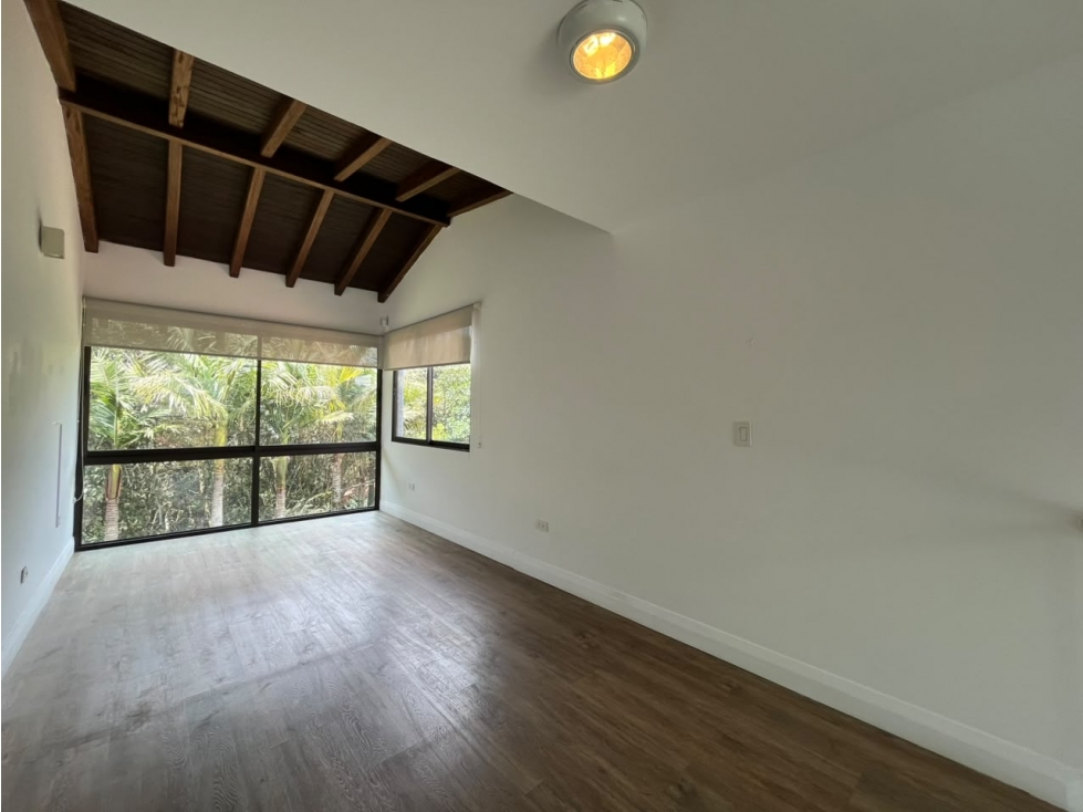 SE ARRIENDA CASA CAMPESTRE EN SECTOR LOMA DEL ESCOBERO — foto 3