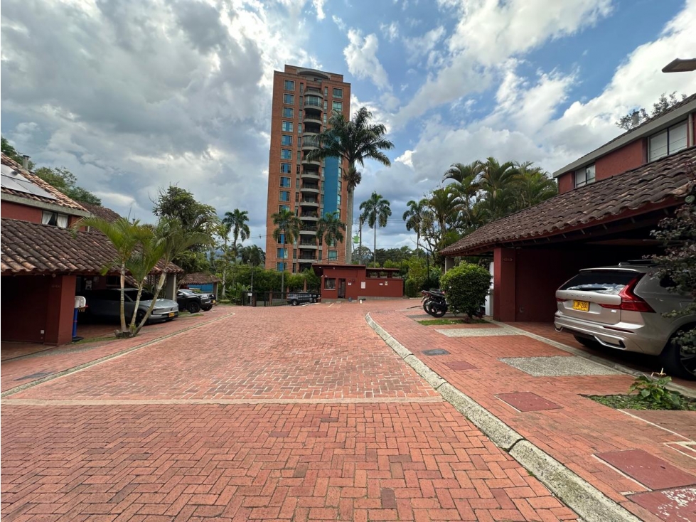 SE ARRIENDA CASA EN EL POBLADO, UNIDAD CERRADA.