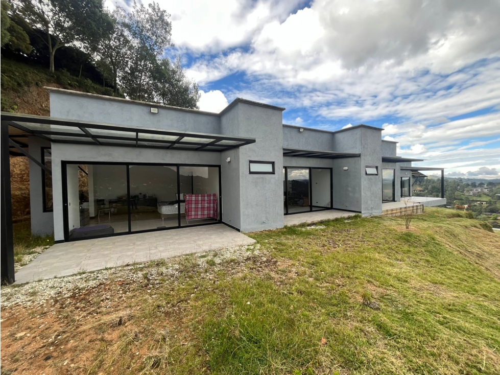 CASA EN VENTA EN LA LOMA DEL ESCOBERO ENVIGADO
