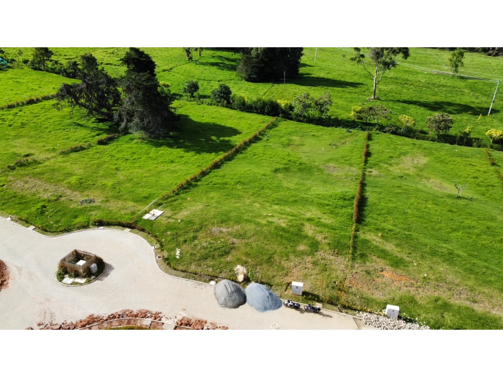 SE VENDE LOTE EN EL ALTO DE LAS PALMAS, UNIDAD CERRADA.
