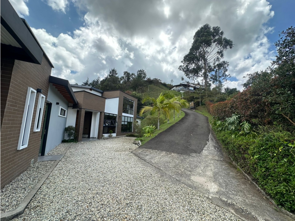 SE ARRIENDA O SE VENDE CASA DE LUJO EN EL RETIRO ANTIOQUIA.