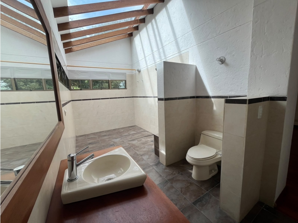 SE ARRIENDA HERMOSA CASA EN SECTOR EL ESCOBERO — foto 4