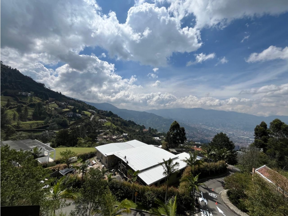 SE ARRIENDA O SE VENDE CASA DE LUJO EN EL ALTO DE LAS PALMAS.